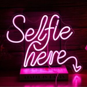 “Selfie here” with Arrow Pink Neon LED Light Glowing Sign Wall Decor Art